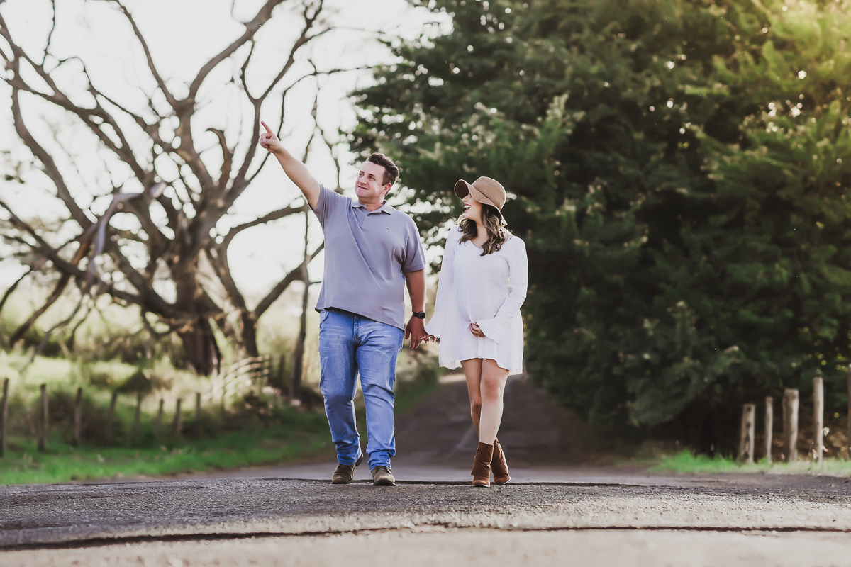 casal de gestante andando...fotografia em movimento