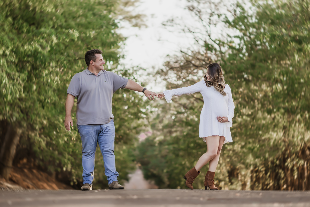 casal dando as mãos grávida