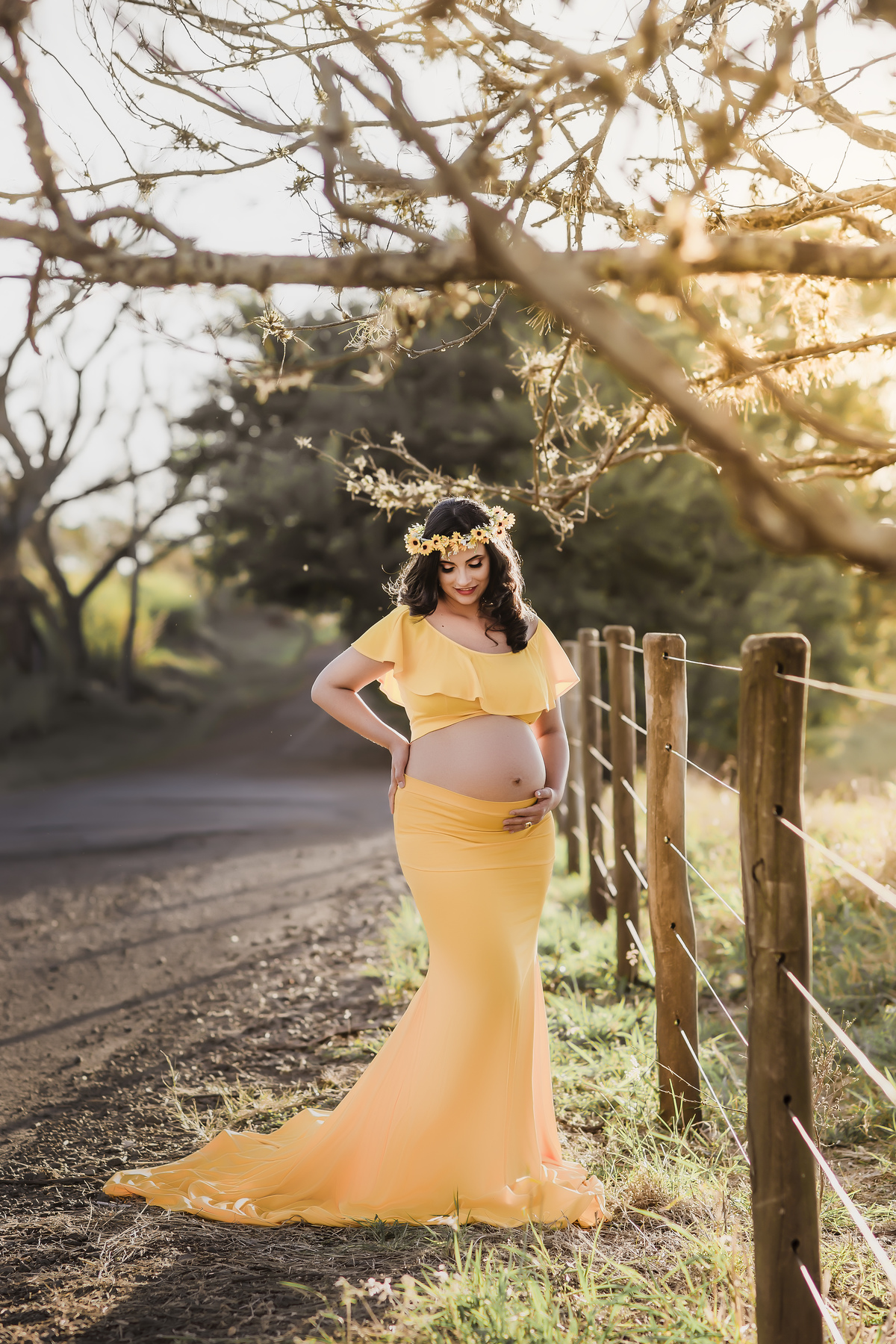 grávida de vestido amarelo