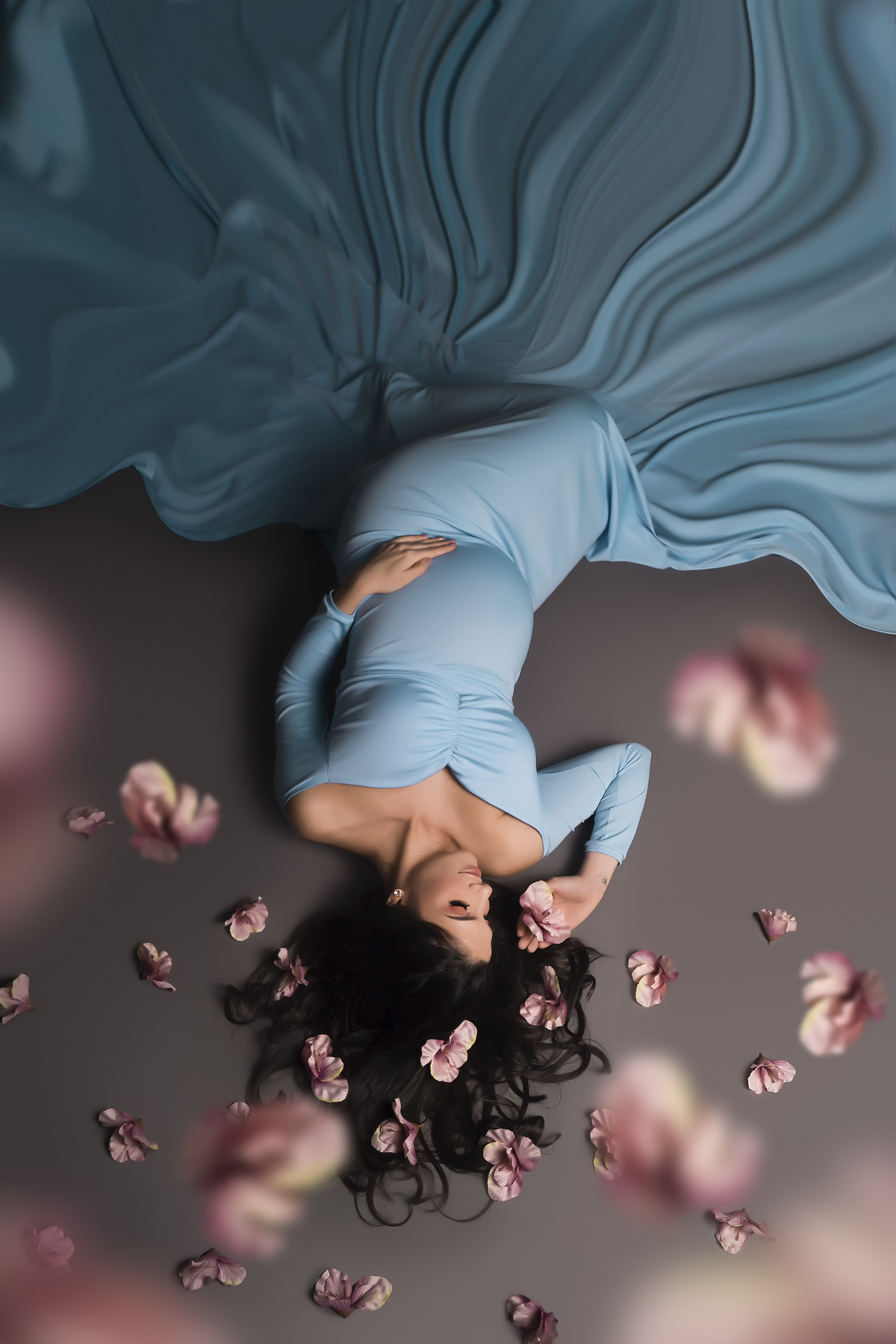 gestante vestido azul com flores