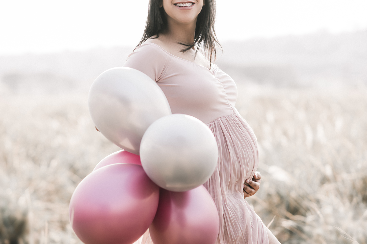 grávida com balões