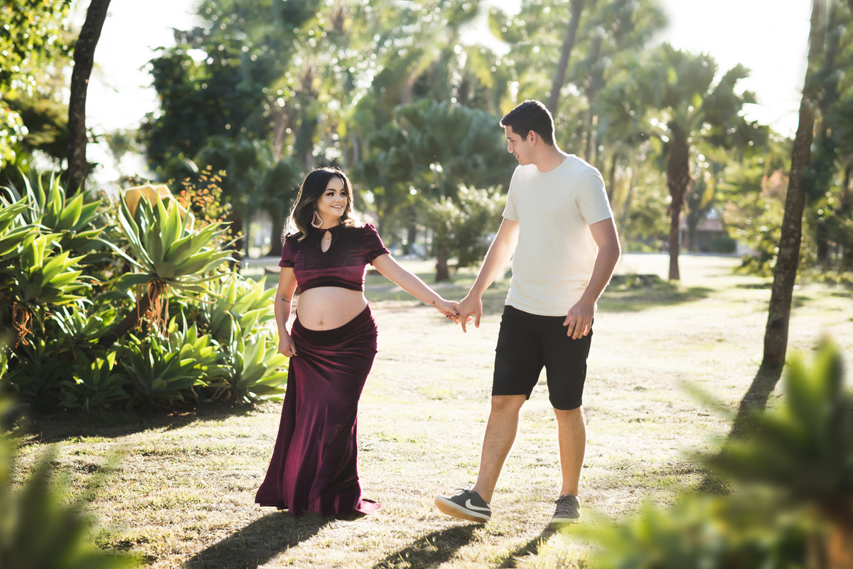 gestante andando de maos dadas