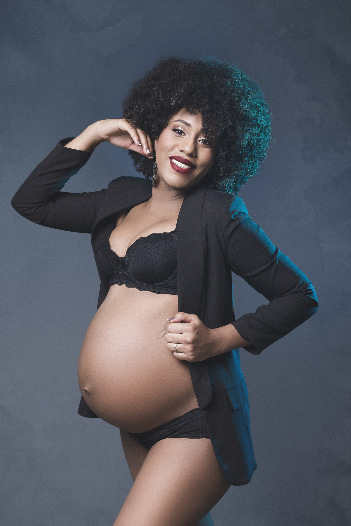 fotografia de grávida no fundo escuro