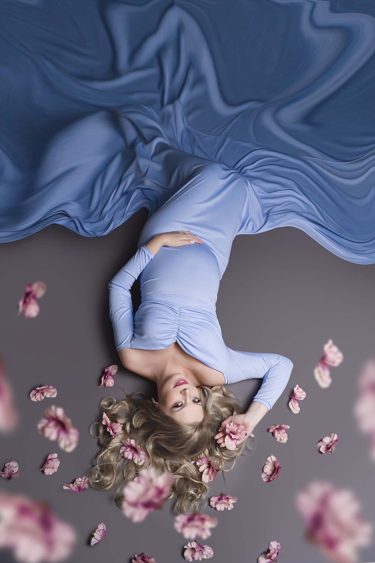 grávida deitada com flores