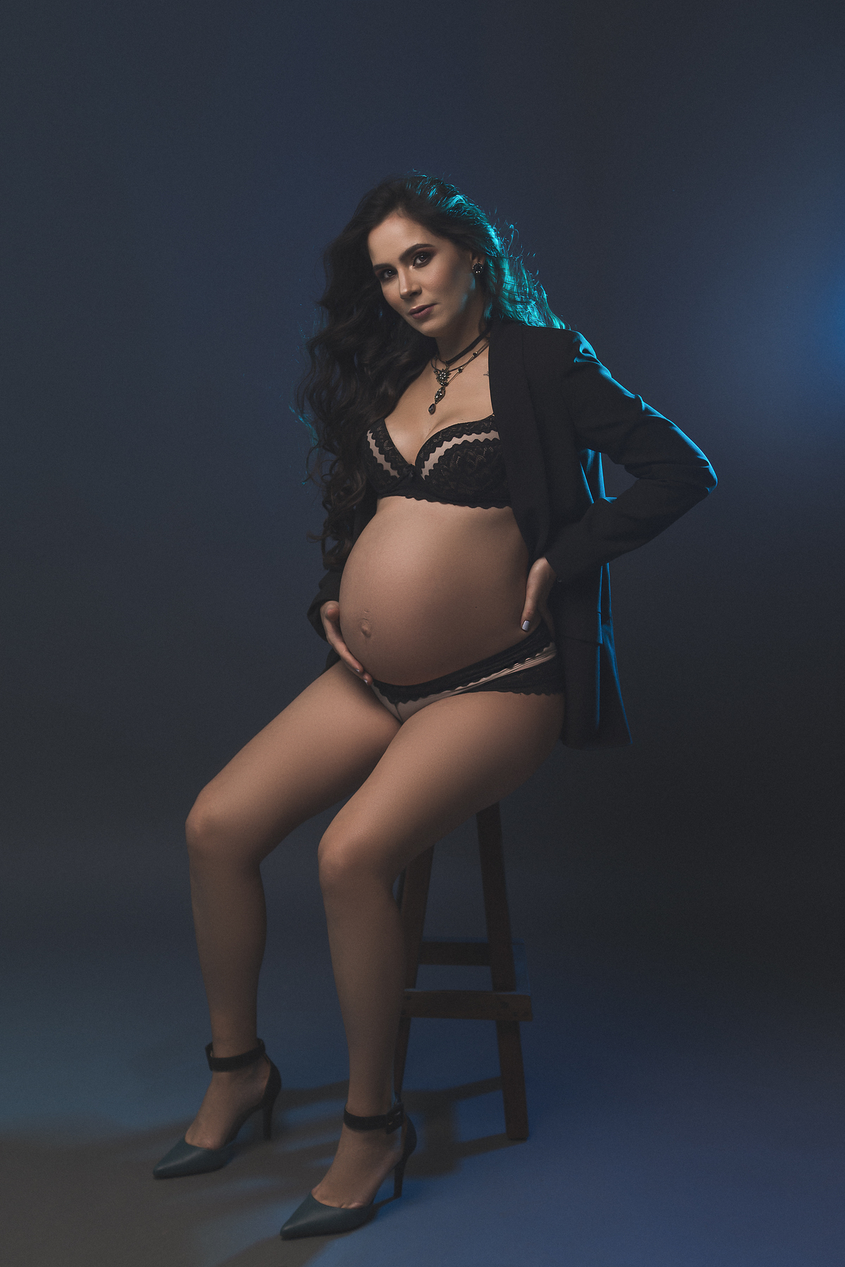 grávida de lingerie preta foto