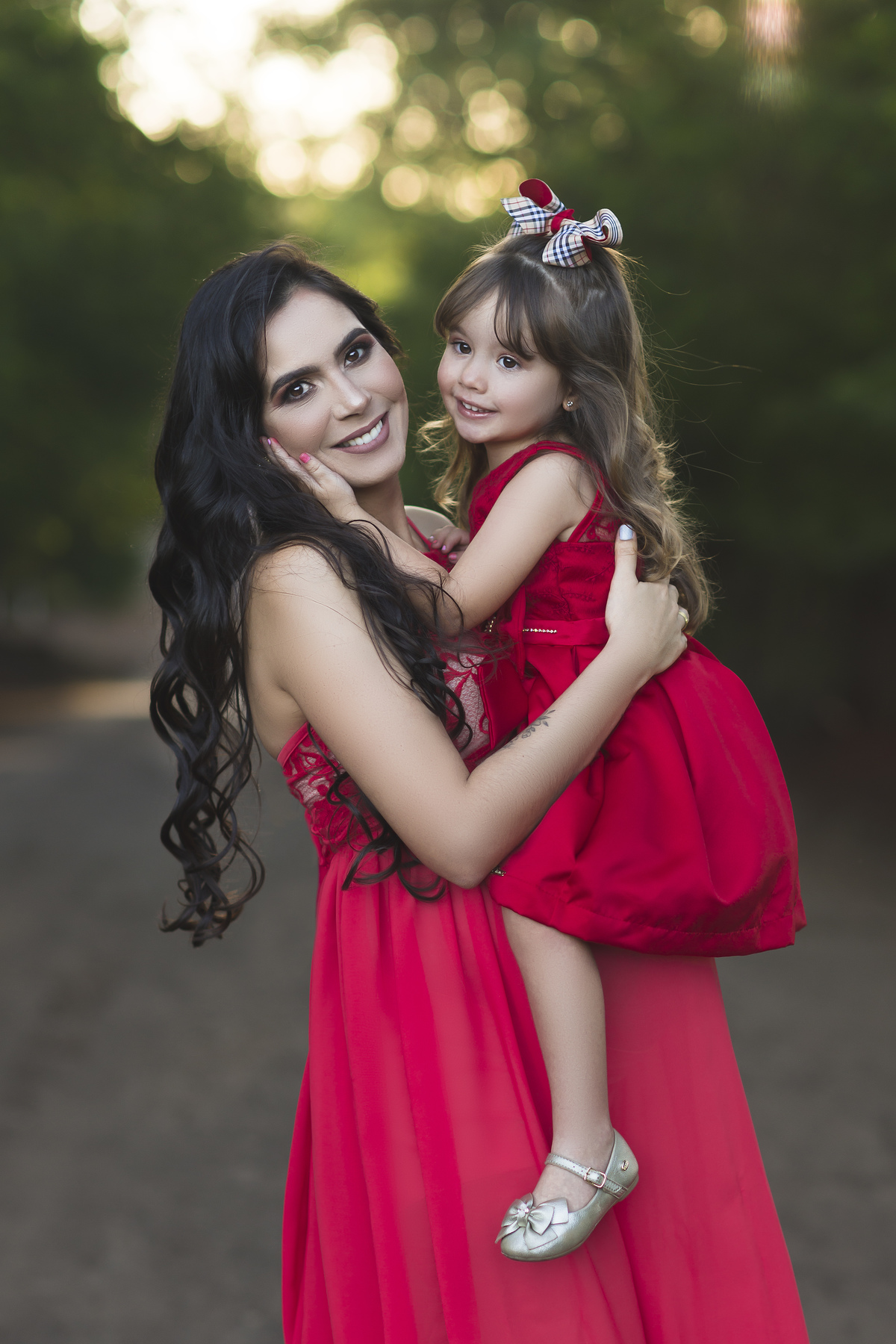 gr[avida com filha no colo