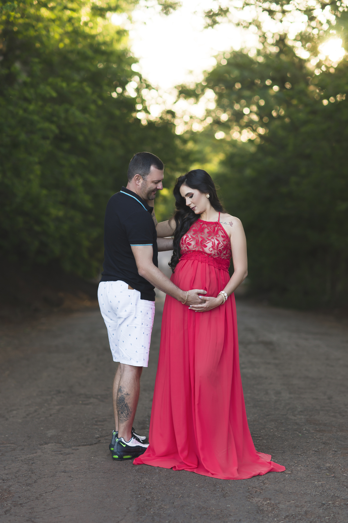 marido de gestante pegando na barriga