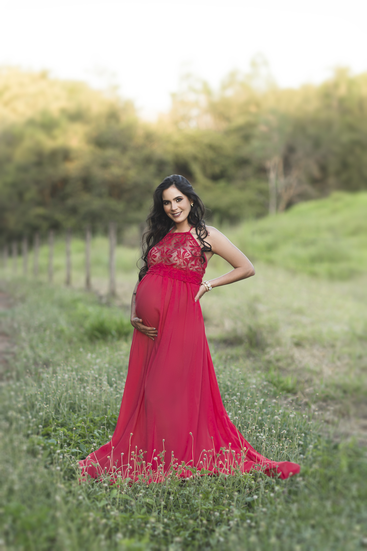 gestante em área externa fotografia