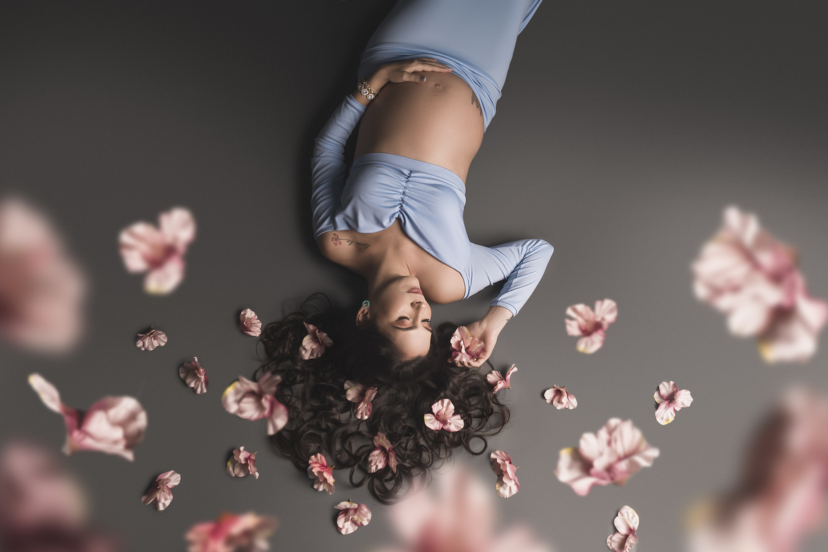 grávida deitada flores caindo