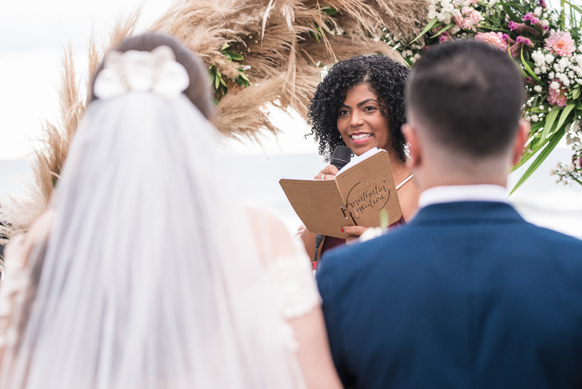 casamento feito na praia pe na areia na casa 170 no guaruja  grupo wedding destination fotos pela fotografa premiada nayara andrade de santos casamento rustico de dia com decoraçao praia fotos emocionantes e artisticas para noivas e noivos