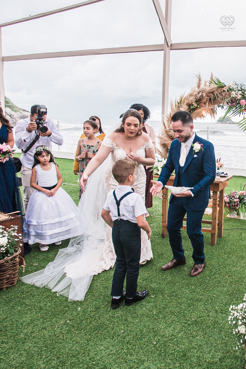 casamento feito na praia pe na areia na casa 170 no guaruja  grupo wedding destination fotos pela fotografa premiada nayara andrade de santos casamento rustico de dia com decoraçao praia fotos emocionantes e artisticas para noivas e noivos