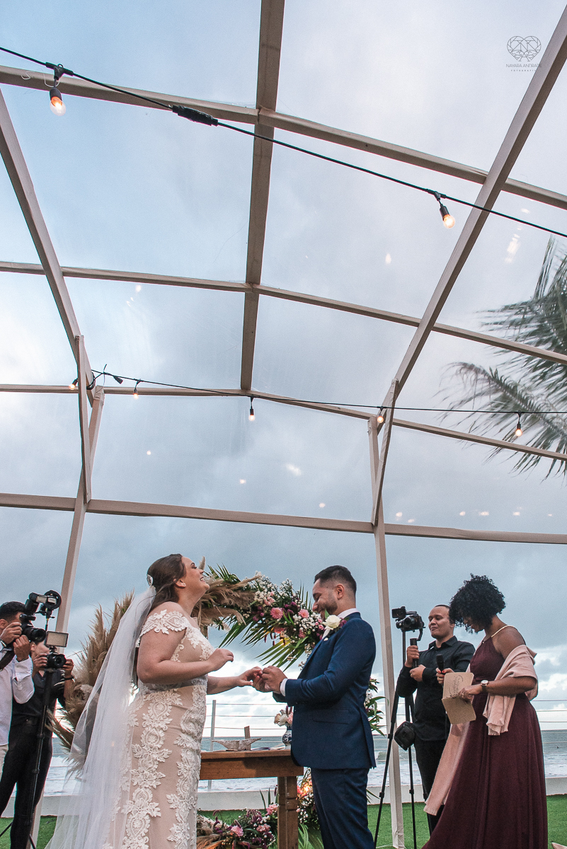 casamento feito na praia pe na areia na casa 170 no guaruja  grupo wedding destination fotos pela fotografa premiada nayara andrade de santos casamento rustico de dia com decoraçao praia fotos emocionantes e artisticas para noivas e noivos