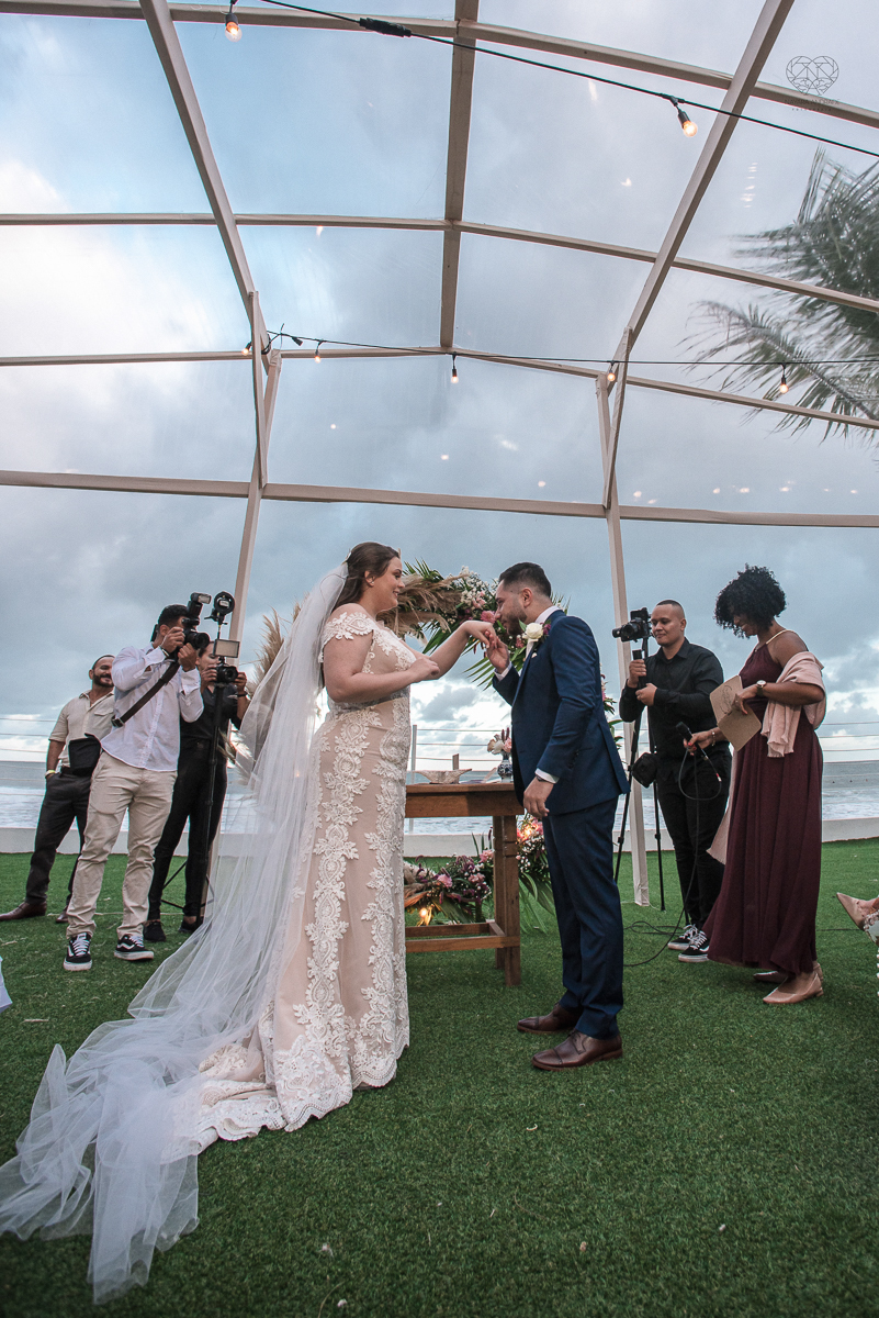 casamento feito na praia pe na areia na casa 170 no guaruja  grupo wedding destination fotos pela fotografa premiada nayara andrade de santos casamento rustico de dia com decoraçao praia fotos emocionantes e artisticas para noivas e noivos