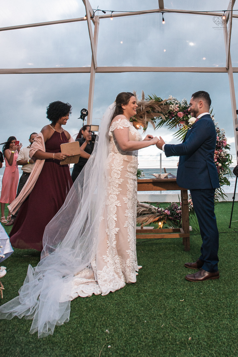 casamento feito na praia pe na areia na casa 170 no guaruja  grupo wedding destination fotos pela fotografa premiada nayara andrade de santos casamento rustico de dia com decoraçao praia fotos emocionantes e artisticas para noivas e noivos