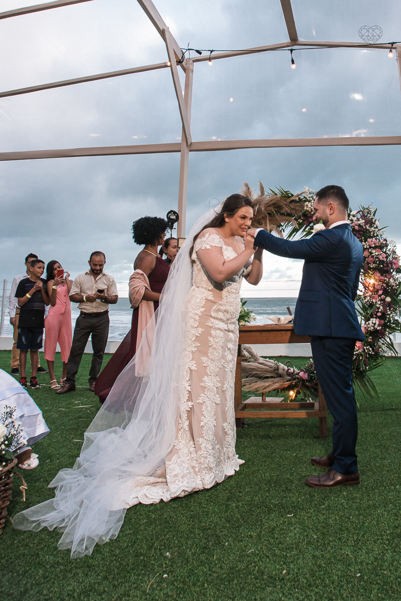 casamento feito na praia pe na areia na casa 170 no guaruja  grupo wedding destination fotos pela fotografa premiada nayara andrade de santos casamento rustico de dia com decoraçao praia fotos emocionantes e artisticas para noivas e noivos