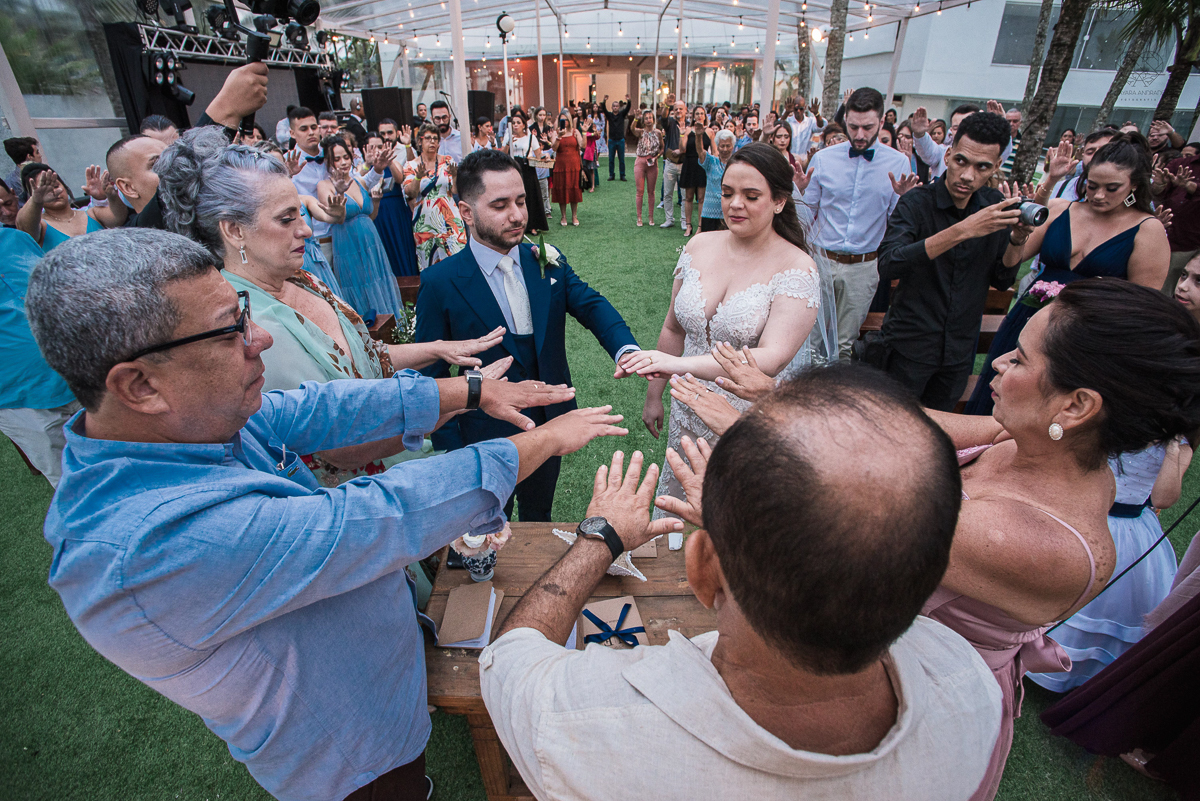 casamento feito na praia pe na areia na casa 170 no guaruja  grupo wedding destination fotos pela fotografa premiada nayara andrade de santos casamento rustico de dia com decoraçao praia fotos emocionantes e artisticas para noivas e noivos