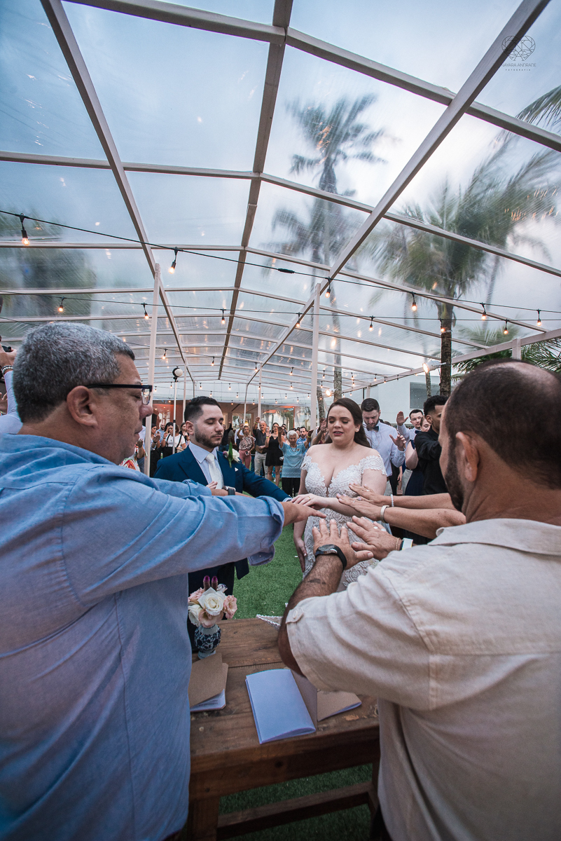 casamento feito na praia pe na areia na casa 170 no guaruja  grupo wedding destination fotos pela fotografa premiada nayara andrade de santos casamento rustico de dia com decoraçao praia fotos emocionantes e artisticas para noivas e noivos