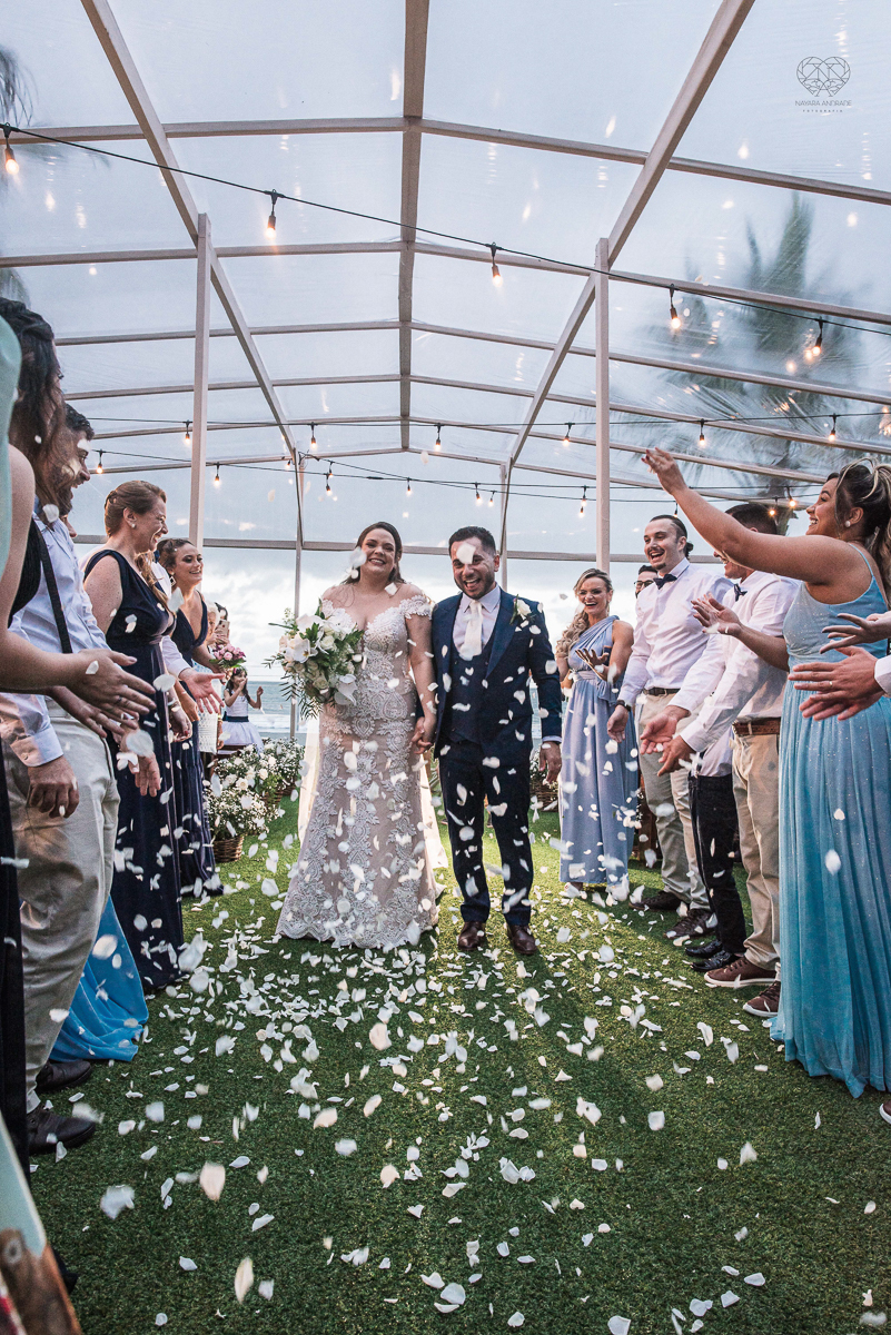 casamento feito na praia pe na areia na casa 170 no guaruja  grupo wedding destination fotos pela fotografa premiada nayara andrade de santos casamento rustico de dia com decoraçao praia fotos emocionantes e artisticas para noivas e noivos