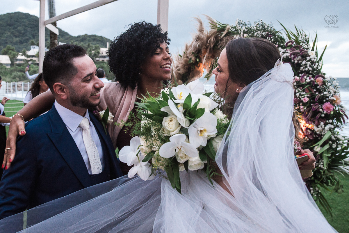 casamento feito na praia pe na areia na casa 170 no guaruja  grupo wedding destination fotos pela fotografa premiada nayara andrade de santos casamento rustico de dia com decoraçao praia fotos emocionantes e artisticas para noivas e noivos