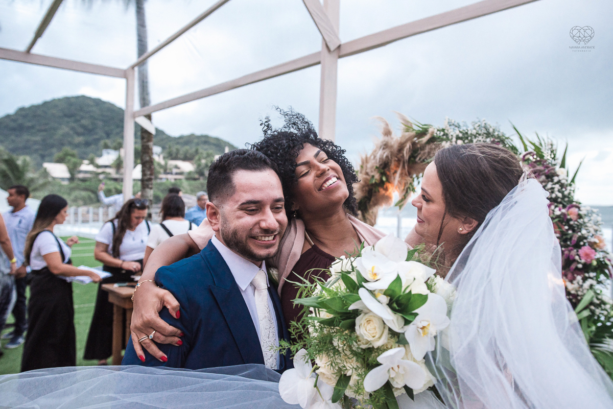 casamento feito na praia pe na areia na casa 170 no guaruja  grupo wedding destination fotos pela fotografa premiada nayara andrade de santos casamento rustico de dia com decoraçao praia fotos emocionantes e artisticas para noivas e noivos