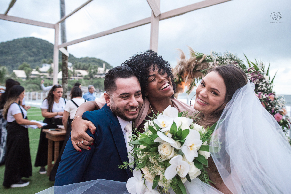 casamento feito na praia pe na areia na casa 170 no guaruja  grupo wedding destination fotos pela fotografa premiada nayara andrade de santos casamento rustico de dia com decoraçao praia fotos emocionantes e artisticas para noivas e noivos