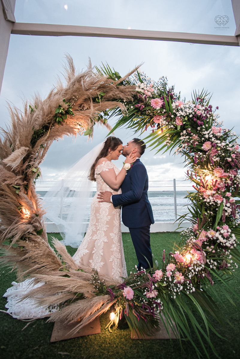 casamento feito na praia pe na areia na casa 170 no guaruja  grupo wedding destination fotos pela fotografa premiada nayara andrade de santos casamento rustico de dia com decoraçao praia fotos emocionantes e artisticas para noivas e noivos