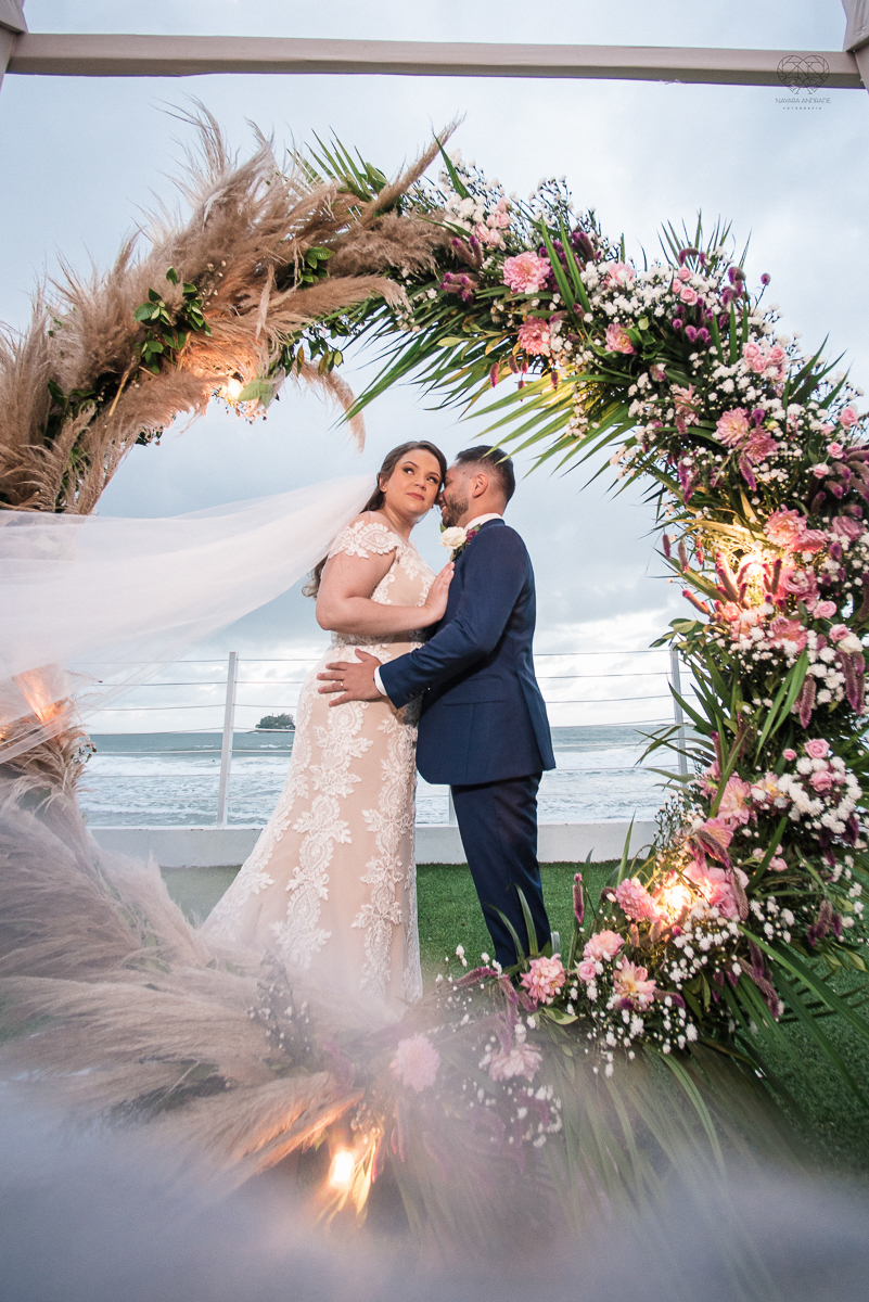 casamento feito na praia pe na areia na casa 170 no guaruja  grupo wedding destination fotos pela fotografa premiada nayara andrade de santos casamento rustico de dia com decoraçao praia fotos emocionantes e artisticas para noivas e noivos