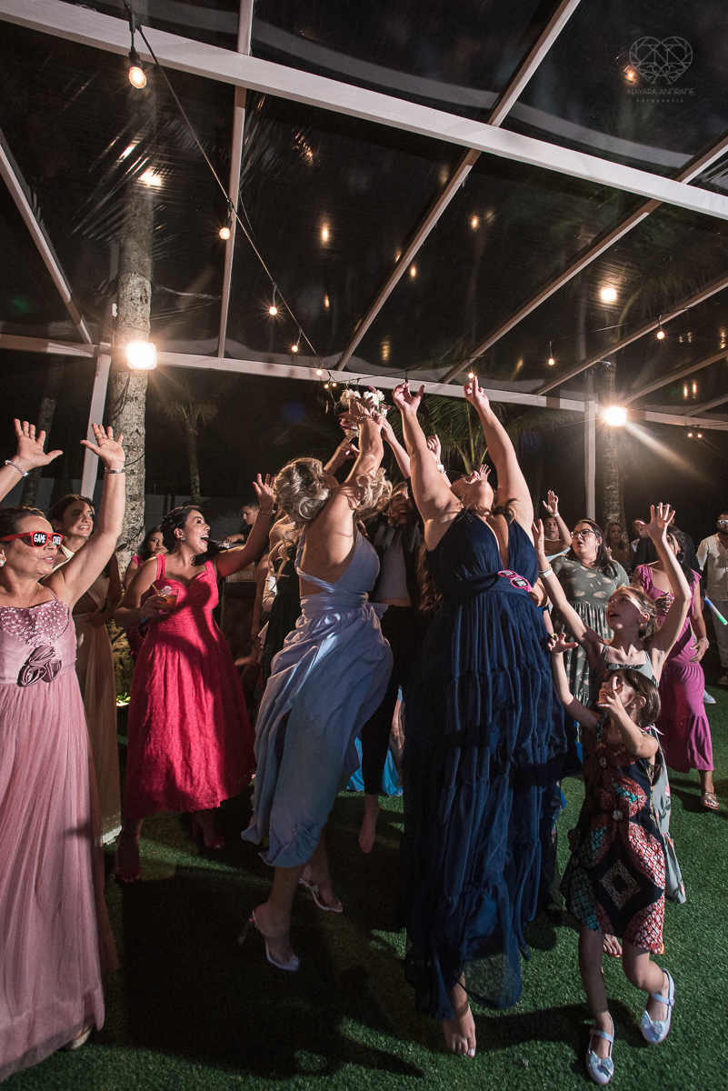 casamento feito na praia pe na areia na casa 170 no guaruja  grupo wedding destination fotos pela fotografa premiada nayara andrade de santos casamento rustico de dia com decoraçao praia fotos emocionantes e artisticas para noivas e noivos