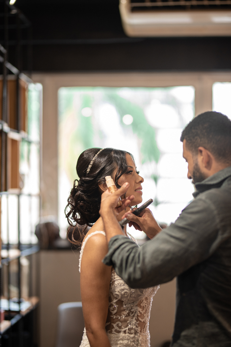 making of de noiva feito no salao do Robert Bastos em Santos no gonzaga noiva classica fotos pela fotografa premiada internacionalmente Nayara Andrade 