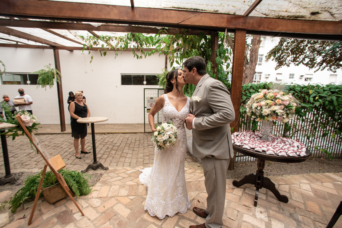casamento intimista de dia na forneria calixto na pinacoteca de santos noiva classica mini wedding rustico fotos pela fotografa Nayara Andrade