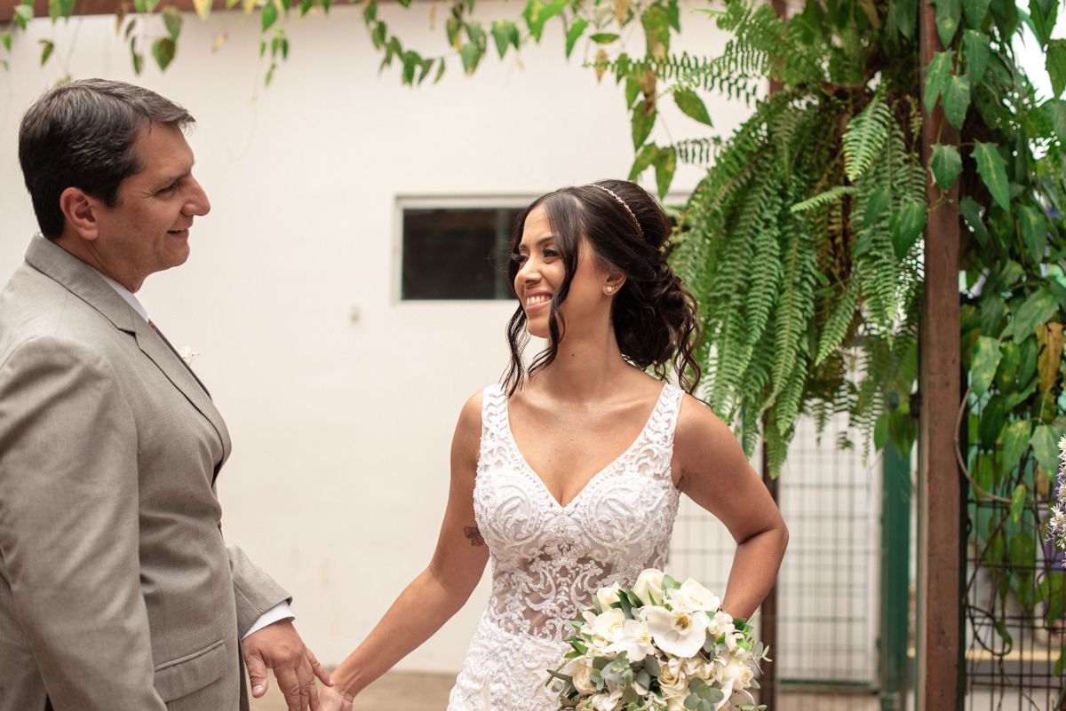 casamento intimista de dia na forneria calixto na pinacoteca de santos noiva classica mini wedding rustico fotos pela fotografa Nayara Andrade