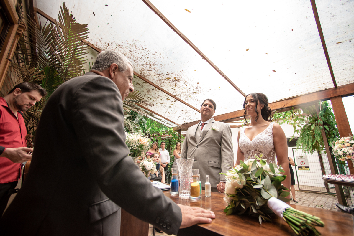 casamento intimista de dia na forneria calixto na pinacoteca de santos noiva classica mini wedding rustico fotos pela fotografa Nayara Andrade