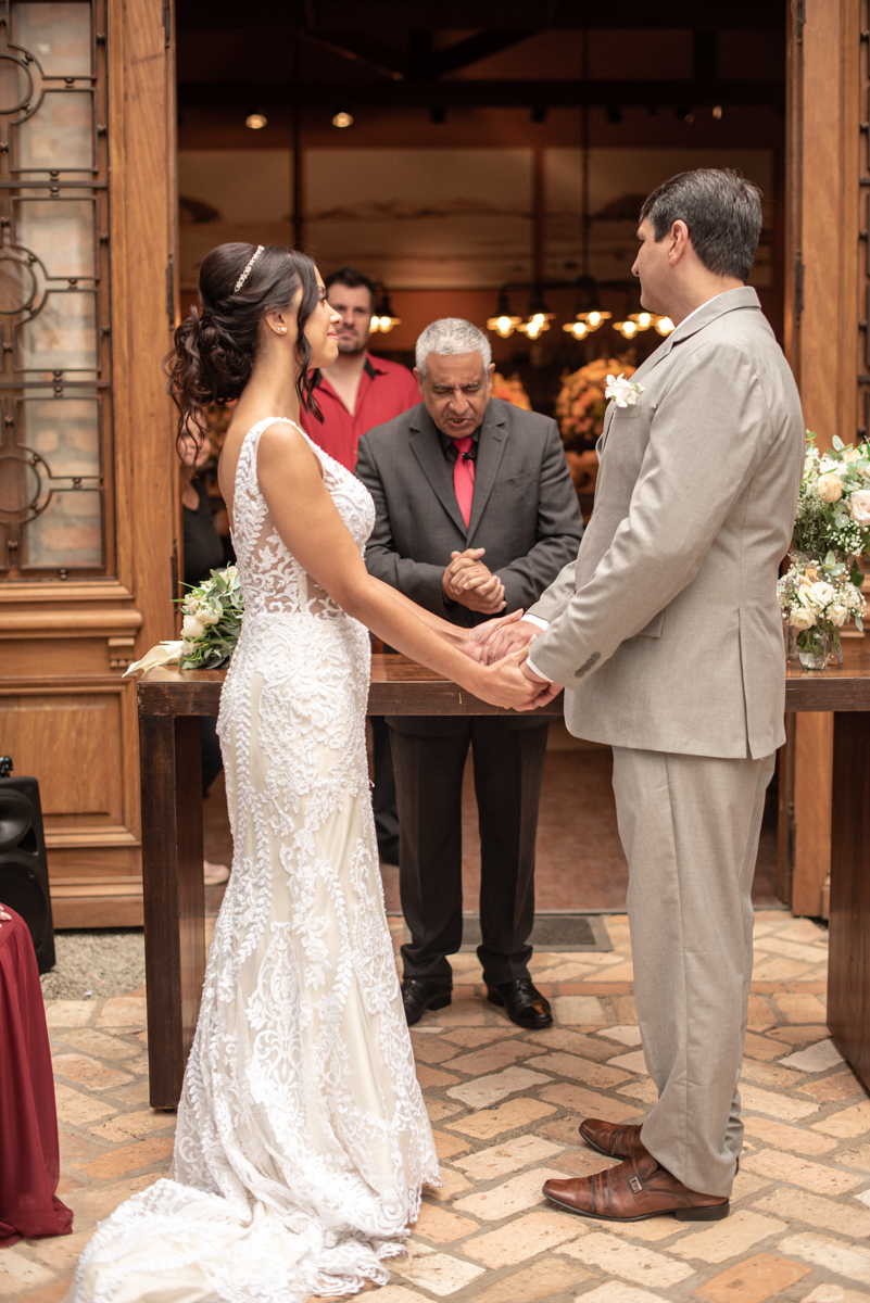 casamento intimista de dia na forneria calixto na pinacoteca de santos noiva classica mini wedding rustico fotos pela fotografa Nayara Andrade