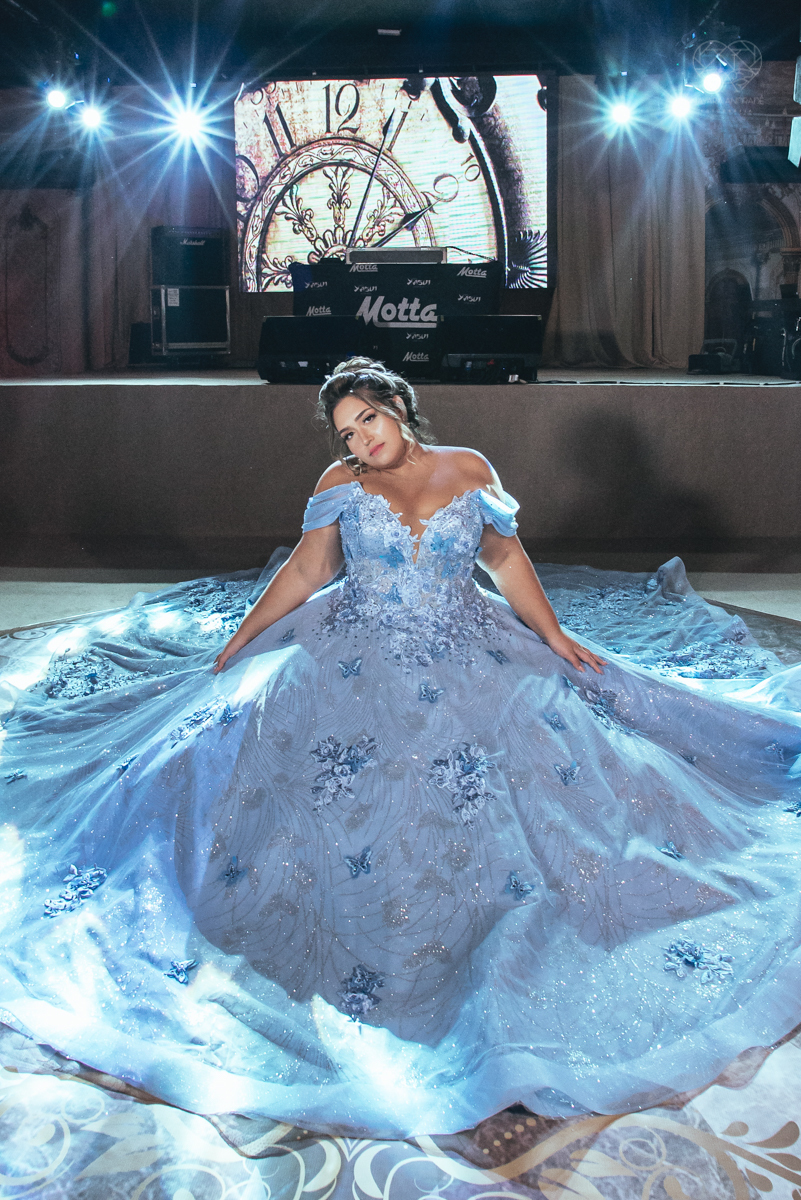 aniversaio de 15 anos debutante veste Guga Cardoso vestido de cinderela e festa tematica organizada por Danilo Monteiro eventos e fotografada pela fotografa premiada Nayara Andrade fotografia fotos artisticas do 15zao da Duda