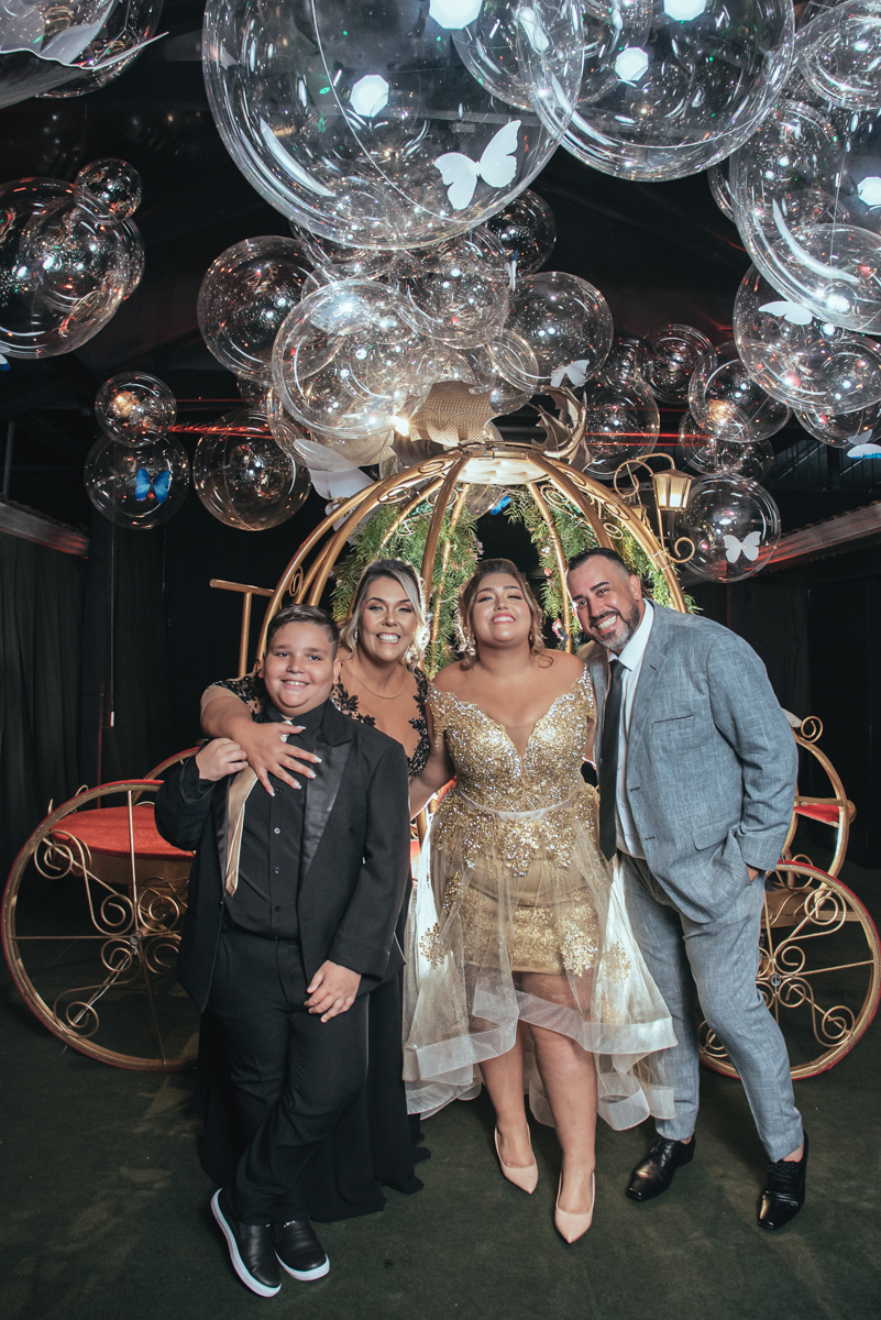 aniversaio de 15 anos debutante veste Guga Cardoso vestido de cinderela e festa tematica organizada por Danilo Monteiro eventos e fotografada pela fotografa premiada Nayara Andrade fotografia fotos artisticas do 15zao da Duda