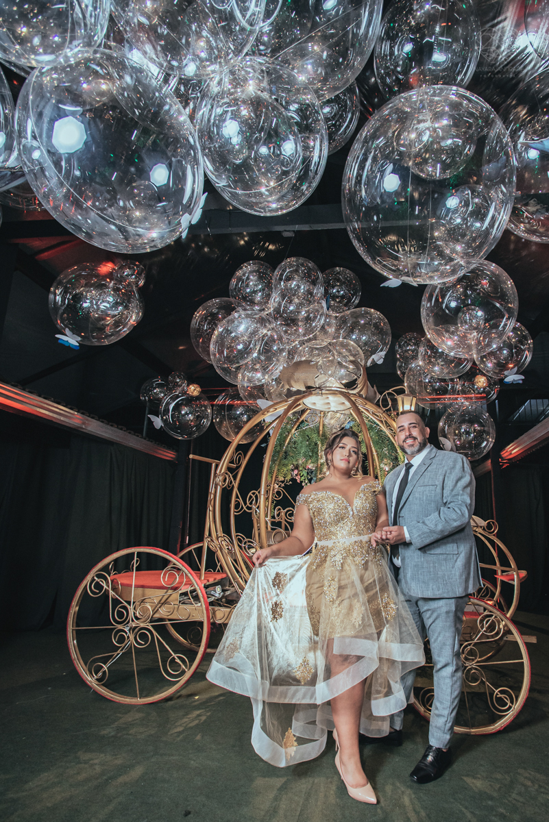 aniversaio de 15 anos debutante veste Guga Cardoso vestido de cinderela e festa tematica organizada por Danilo Monteiro eventos e fotografada pela fotografa premiada Nayara Andrade fotografia fotos artisticas do 15zao da Duda
