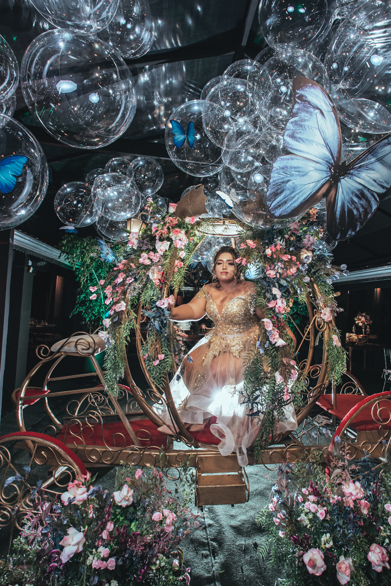 aniversaio de 15 anos debutante veste Guga Cardoso vestido de cinderela e festa tematica organizada por Danilo Monteiro eventos e fotografada pela fotografa premiada Nayara Andrade fotografia fotos artisticas do 15zao da Duda