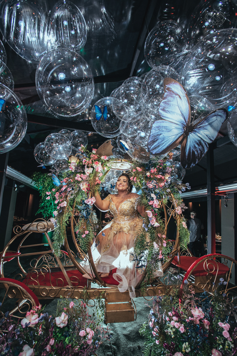 aniversaio de 15 anos debutante veste Guga Cardoso vestido de cinderela e festa tematica organizada por Danilo Monteiro eventos e fotografada pela fotografa premiada Nayara Andrade fotografia fotos artisticas do 15zao da Duda