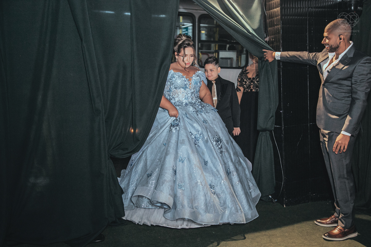 aniversaio de 15 anos debutante veste Guga Cardoso vestido de cinderela e festa tematica organizada por Danilo Monteiro eventos e fotografada pela fotografa premiada Nayara Andrade fotografia fotos artisticas do 15zao da Duda