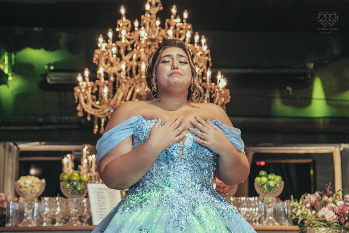 aniversaio de 15 anos debutante veste Guga Cardoso vestido de cinderela e festa tematica organizada por Danilo Monteiro eventos e fotografada pela fotografa premiada Nayara Andrade fotografia fotos artisticas do 15zao da Duda