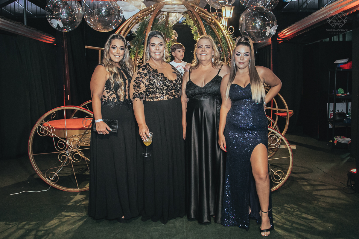 aniversaio de 15 anos debutante veste Guga Cardoso vestido de cinderela e festa tematica organizada por Danilo Monteiro eventos e fotografada pela fotografa premiada Nayara Andrade fotografia fotos artisticas do 15zao da Duda