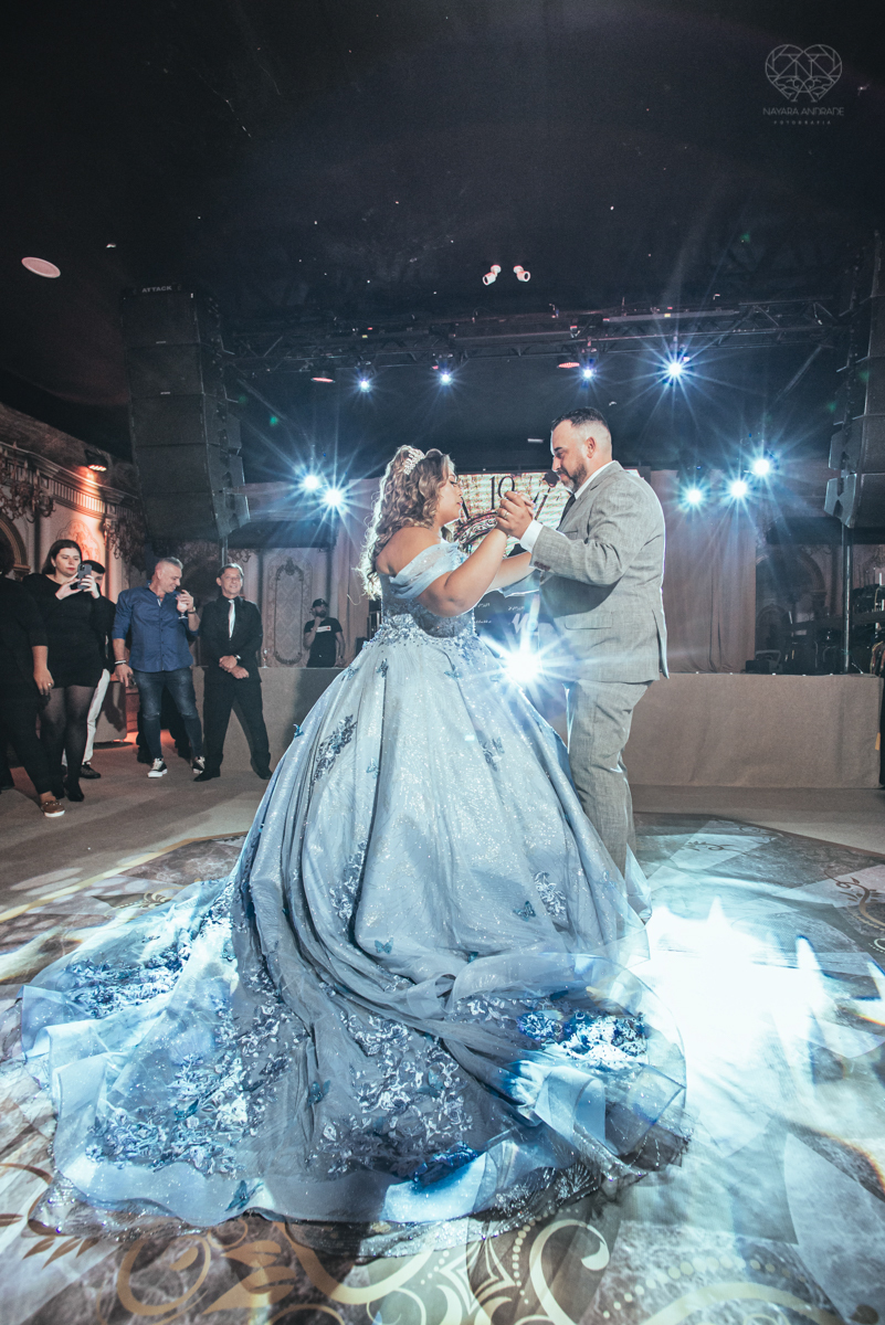 aniversaio de 15 anos debutante veste Guga Cardoso vestido de cinderela e festa tematica organizada por Danilo Monteiro eventos e fotografada pela fotografa premiada Nayara Andrade fotografia fotos artisticas do 15zao da Duda