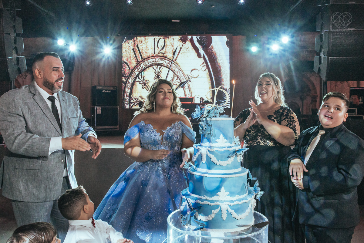 aniversaio de 15 anos debutante veste Guga Cardoso vestido de cinderela e festa tematica organizada por Danilo Monteiro eventos e fotografada pela fotografa premiada Nayara Andrade fotografia fotos artisticas do 15zao da Duda