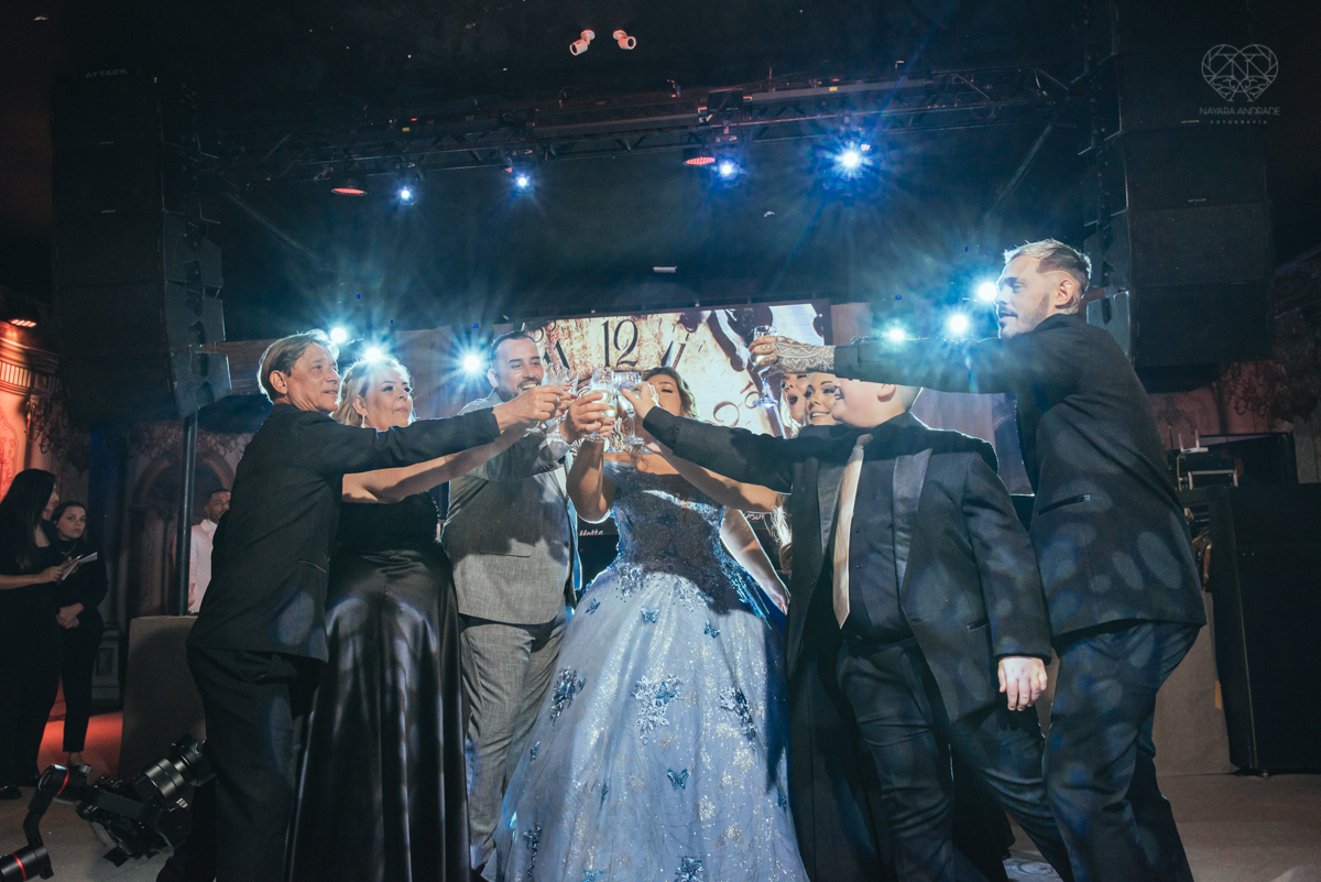 aniversaio de 15 anos debutante veste Guga Cardoso vestido de cinderela e festa tematica organizada por Danilo Monteiro eventos e fotografada pela fotografa premiada Nayara Andrade fotografia fotos artisticas do 15zao da Duda