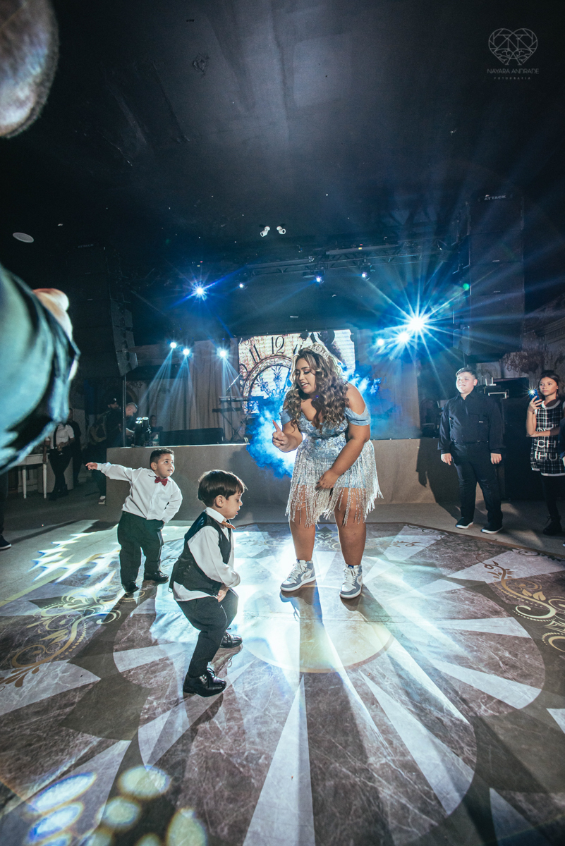 aniversaio de 15 anos debutante veste Guga Cardoso vestido de cinderela e festa tematica organizada por Danilo Monteiro eventos e fotografada pela fotografa premiada Nayara Andrade fotografia fotos artisticas do 15zao da Duda