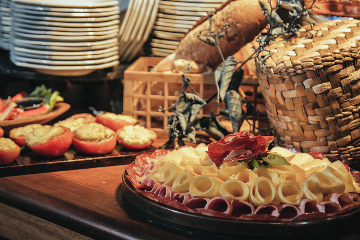 aniversaio de 15 anos debutante veste Guga Cardoso vestido de cinderela e festa tematica organizada por Danilo Monteiro eventos e fotografada pela fotografa premiada Nayara Andrade fotografia fotos artisticas do 15zao da Duda