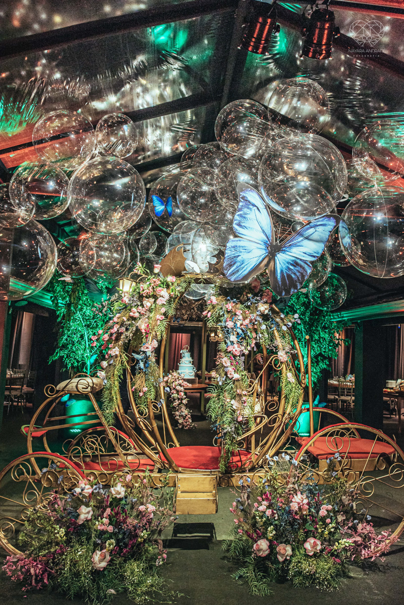 aniversaio de 15 anos debutante veste Guga Cardoso vestido de cinderela e festa tematica organizada por Danilo Monteiro eventos e fotografada pela fotografa premiada Nayara Andrade fotografia fotos artisticas do 15zao da Duda