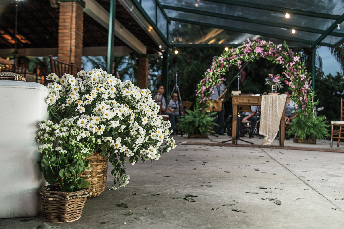 dança dos noivos e festa de casamento com casal animado e amigos se divetindo fotos de festa de casamento pela fotografa premiada nayara andrade de santos litoral de sao paulo