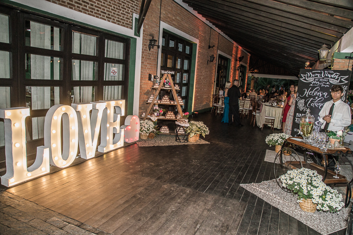 dança dos noivos e festa de casamento com casal animado e amigos se divetindo fotos de festa de casamento pela fotografa premiada nayara andrade de santos litoral de sao paulo