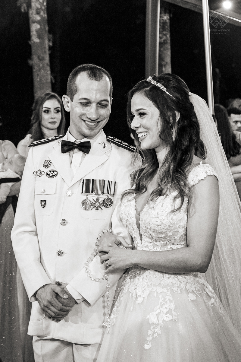 casamento rustico no campo com noiva romantica e noivo militar  make up por Samah e vestido princesa e noivo de farda decoraçao boho chic fotografia pela fotografa premiada nayara andrade inspiracao de casamento no campo making of noiva